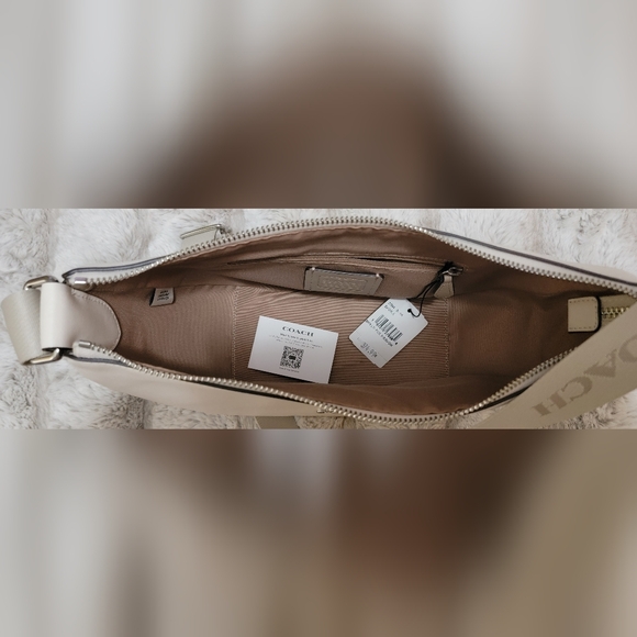 Authentic Coach Pace Shoulders Bag, Cream color with adjustable shoulder strap - Picture 10 of 16